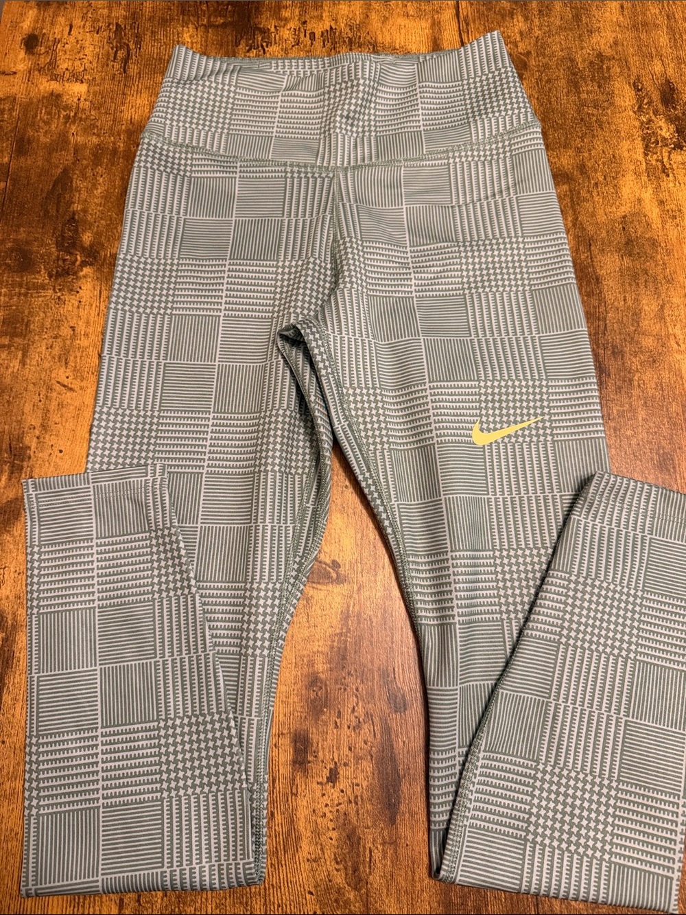 are Nike women’s high-rise patterned training leggings. Size XS